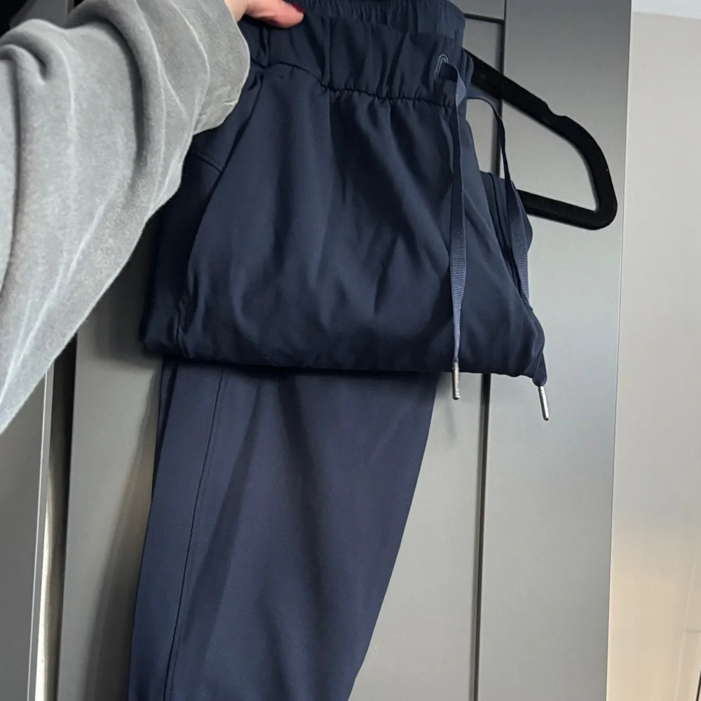 lululemon athletica joggers - Picture 2 of 4